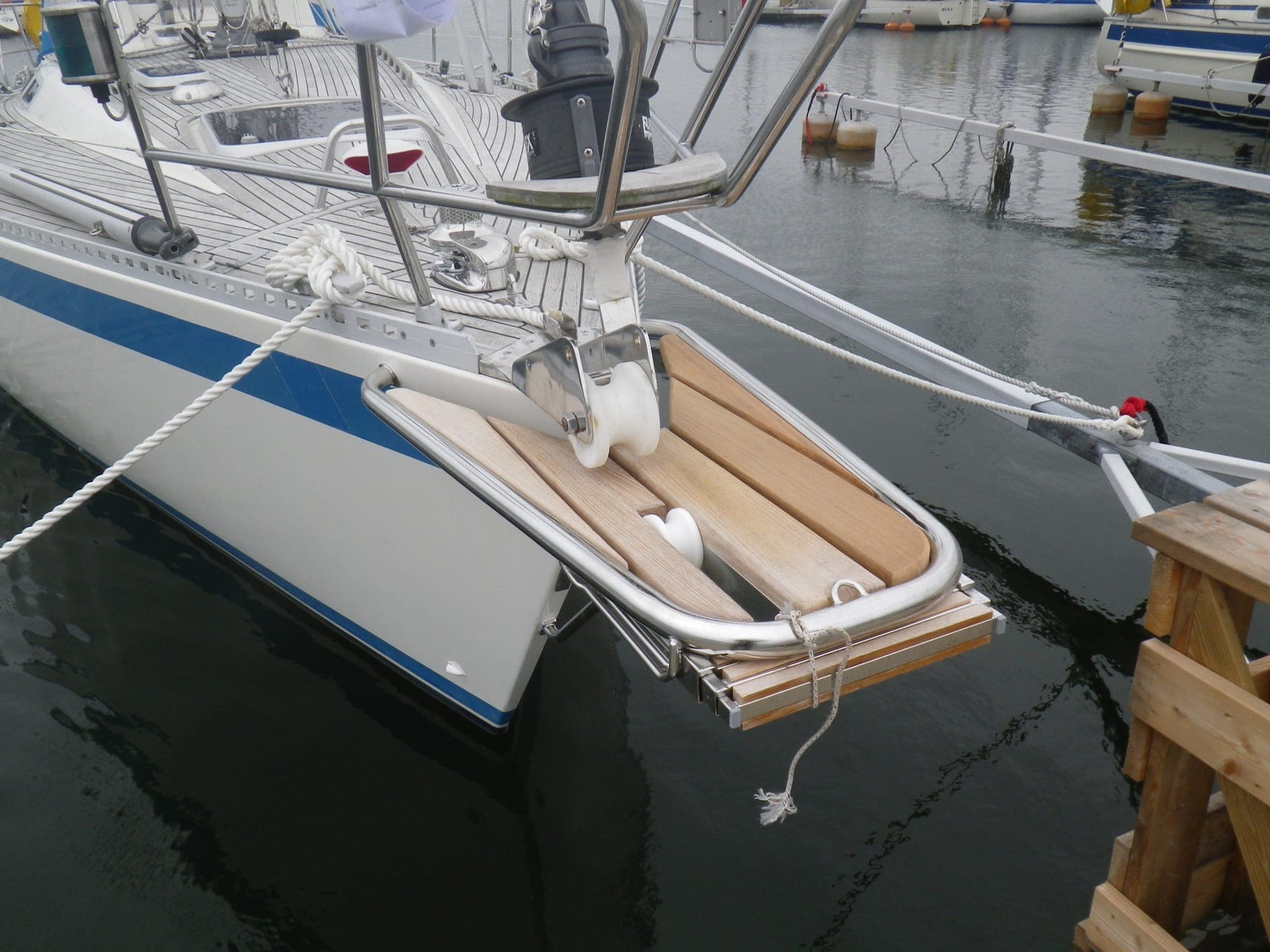 Folding stainless peke med teakdäck