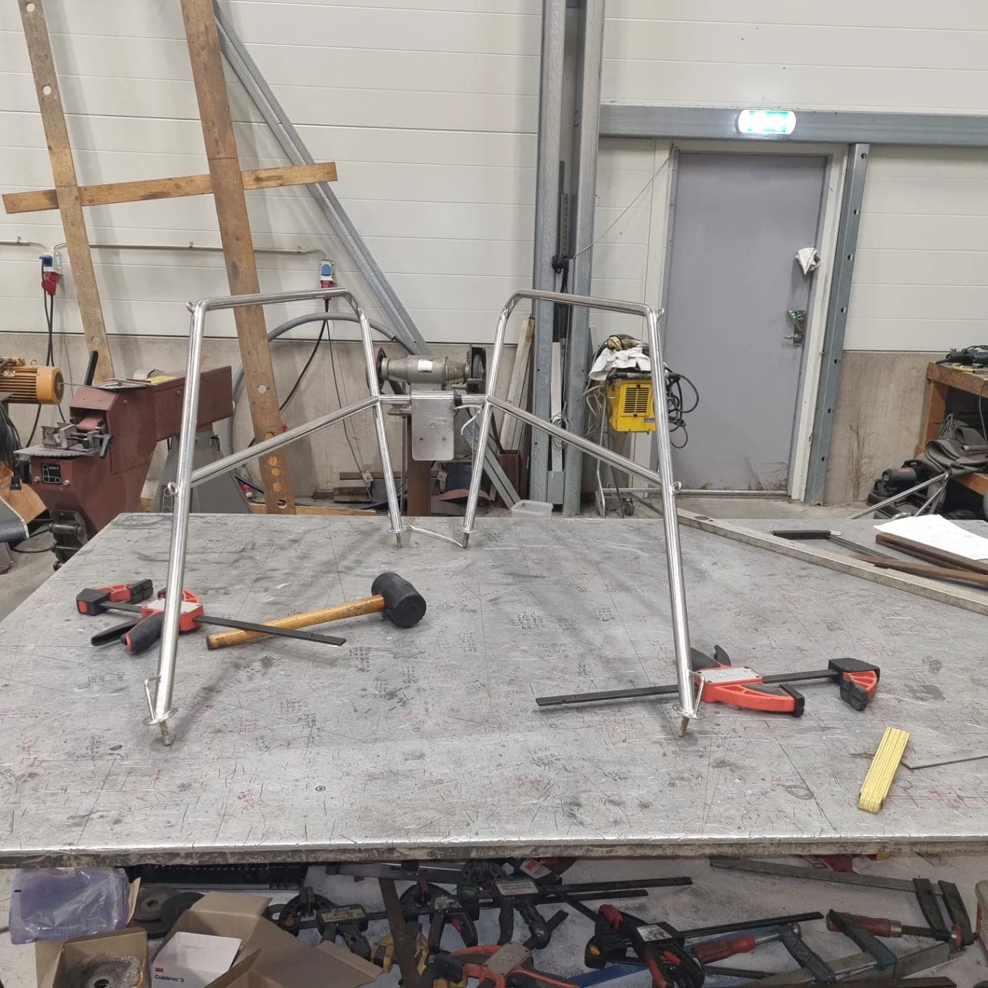 Rostfria pushpit-bågar uppspända på svetsbordet