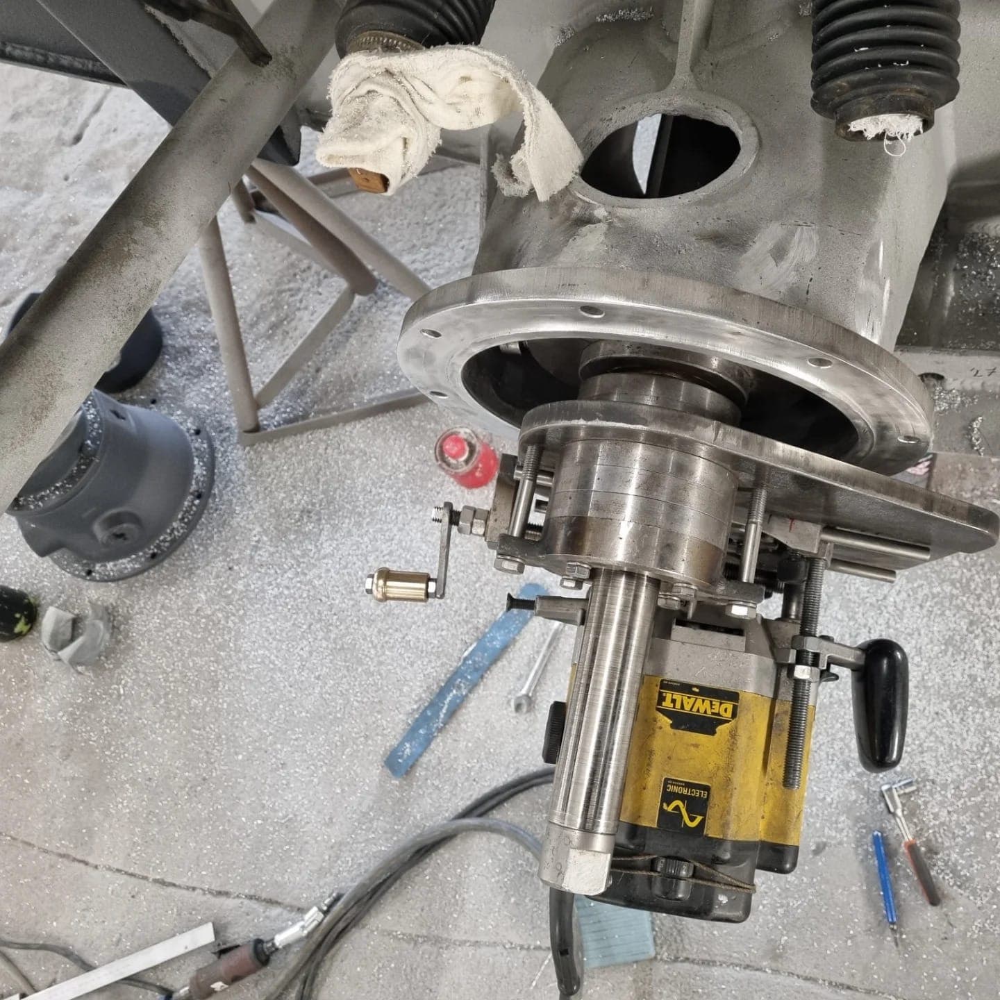 Saildrive-hus öppnas på golvet med DeWalt-fräs