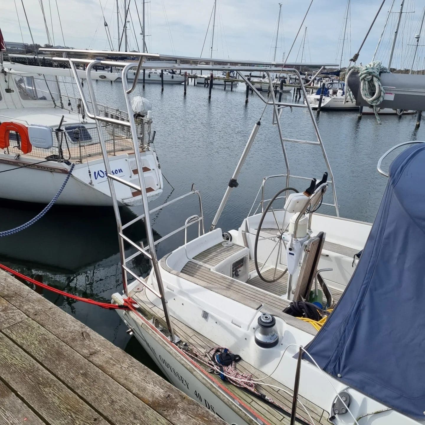 Polerad rostfri targabåge på Jeanneau Sun Odyssey 40 DS
