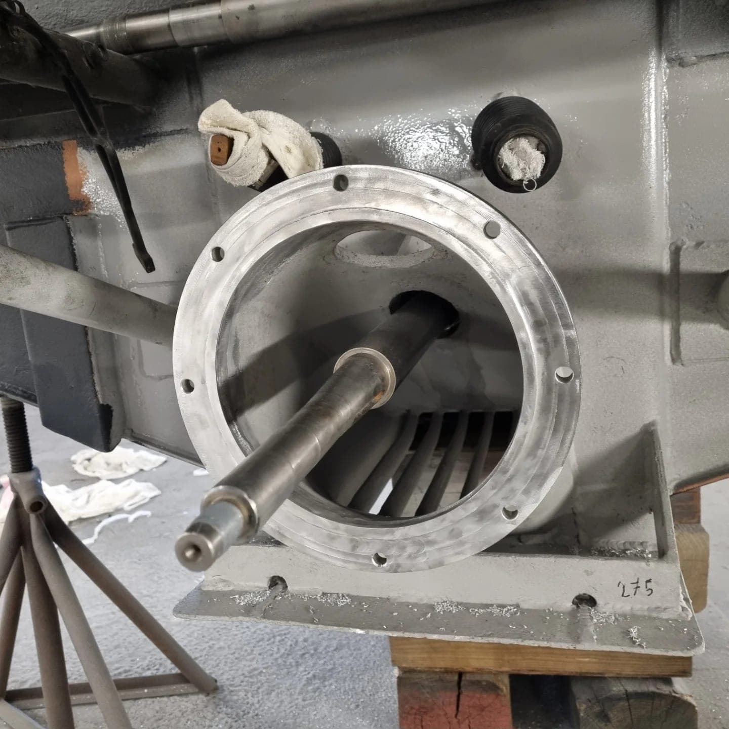 Närbild av öppnat aluminiumväxelhus med slipad fläns och axel