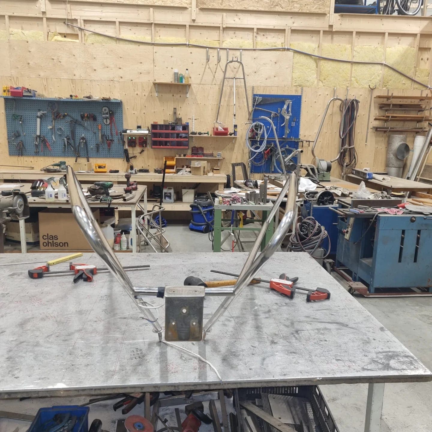 Stainless pulpit mid-tillverkning på svetsbordet i verkstaden