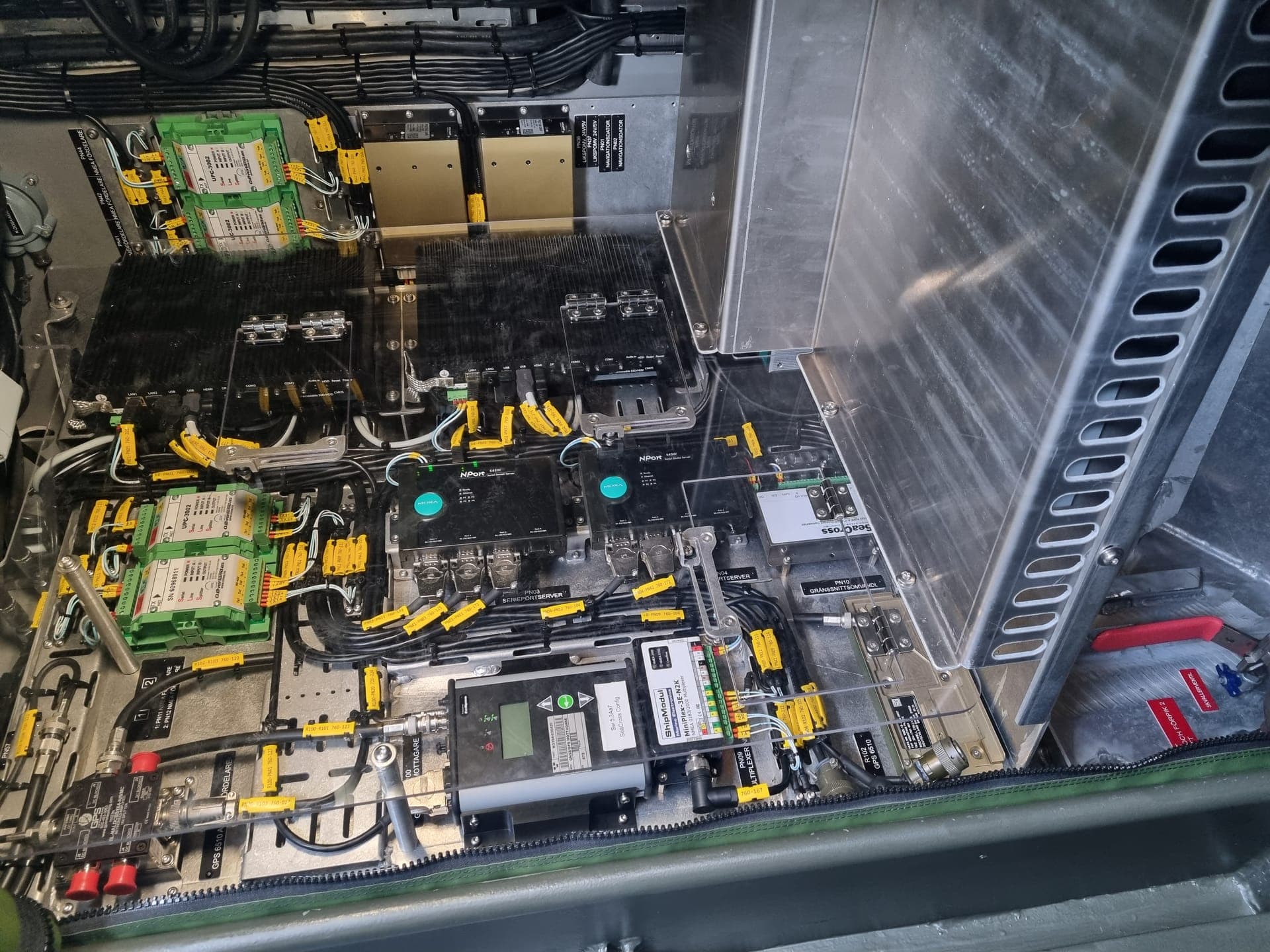 El-installation på aluminiumpanel – SeaCross och iPort komponenter i kapsling