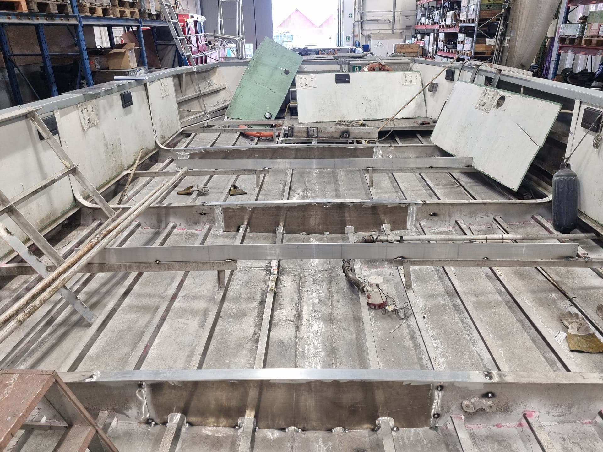 Däcksstruktur i aluminium under uppbyggnad i båthall – stora längsgående balkar