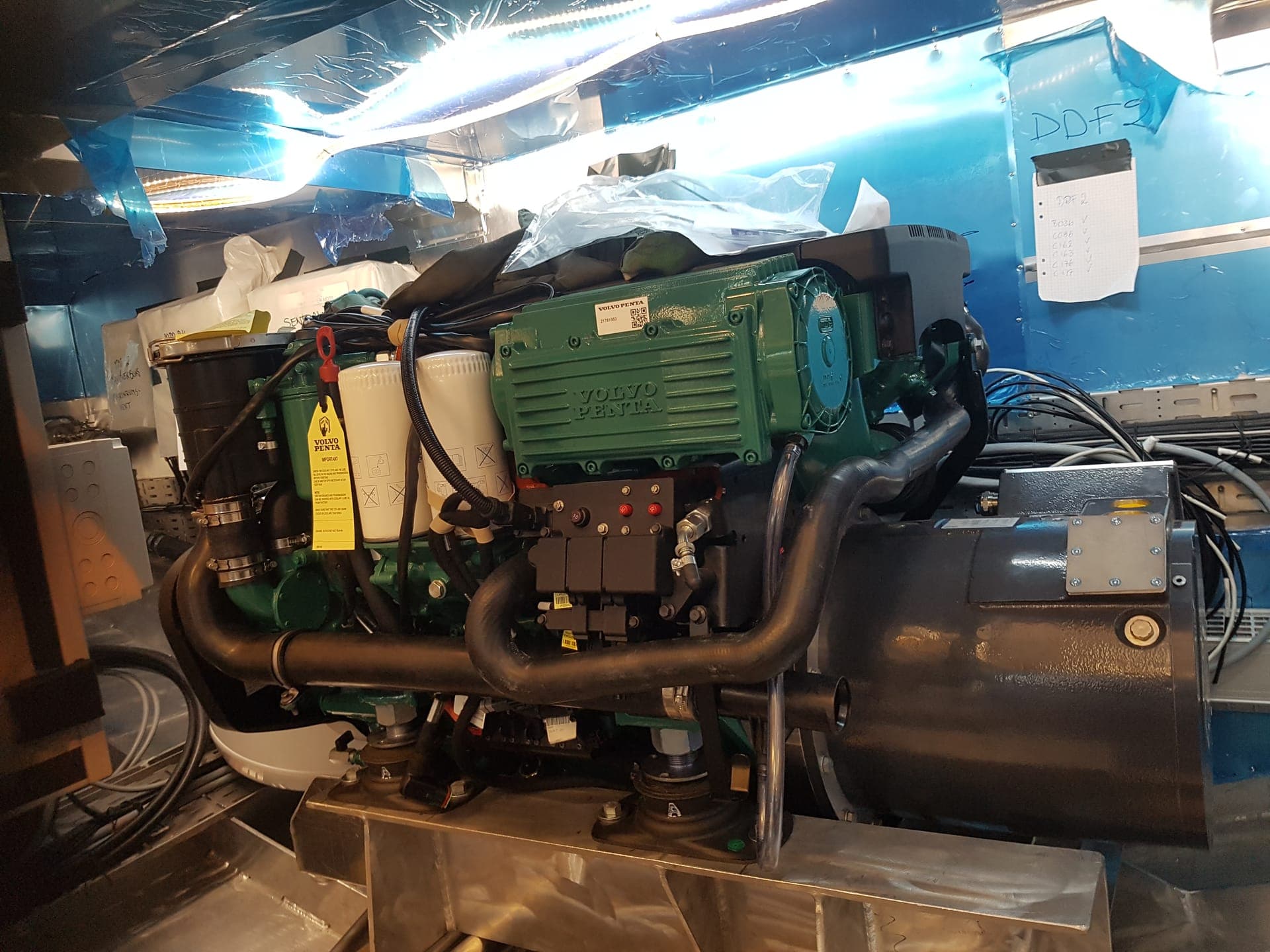 Volvo Penta-installation med avgasrör och generator i pågående motorbyte