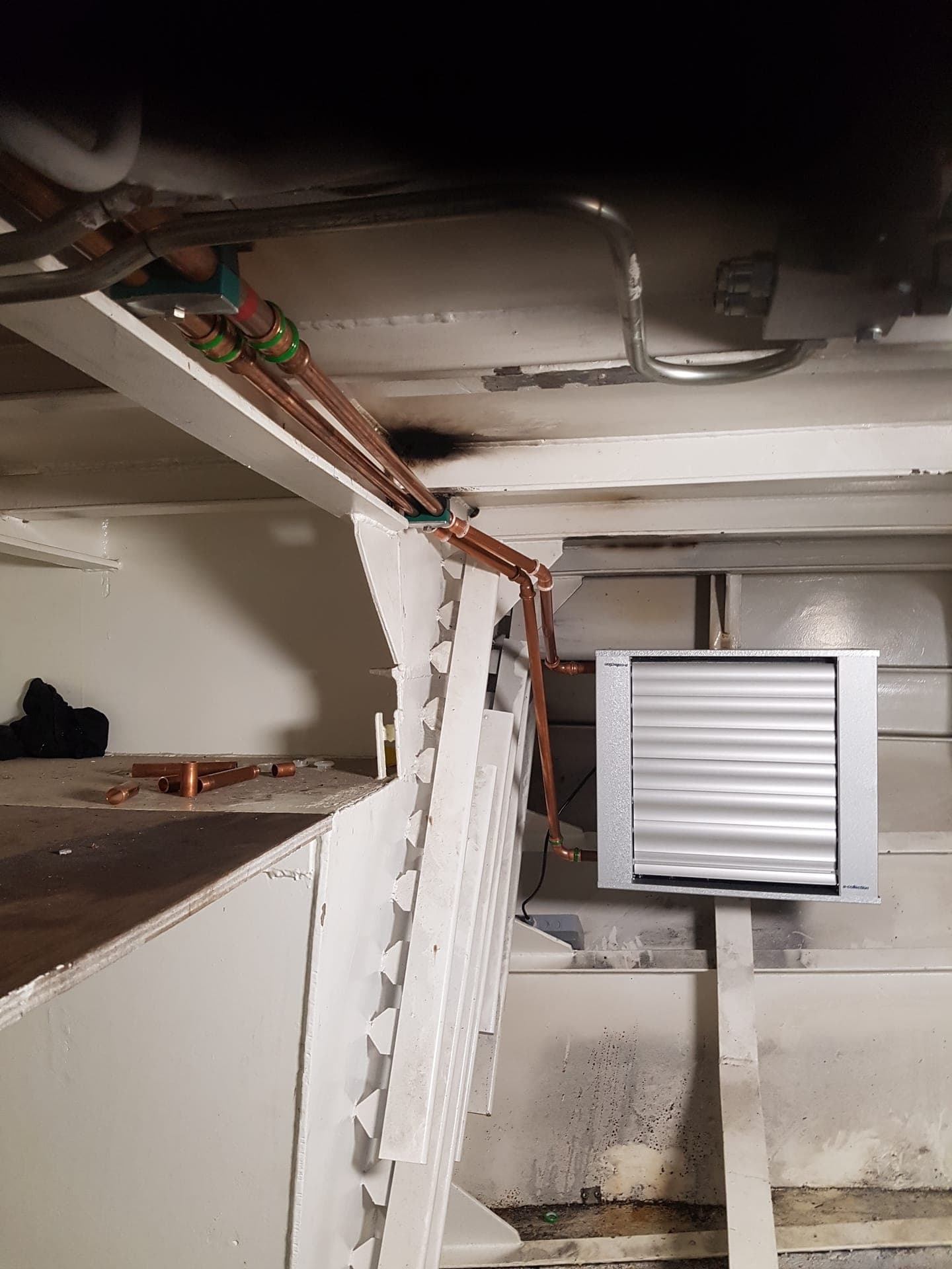 Kopparrör och ventilation till värmebatteri – pågående rörarbete ombord
