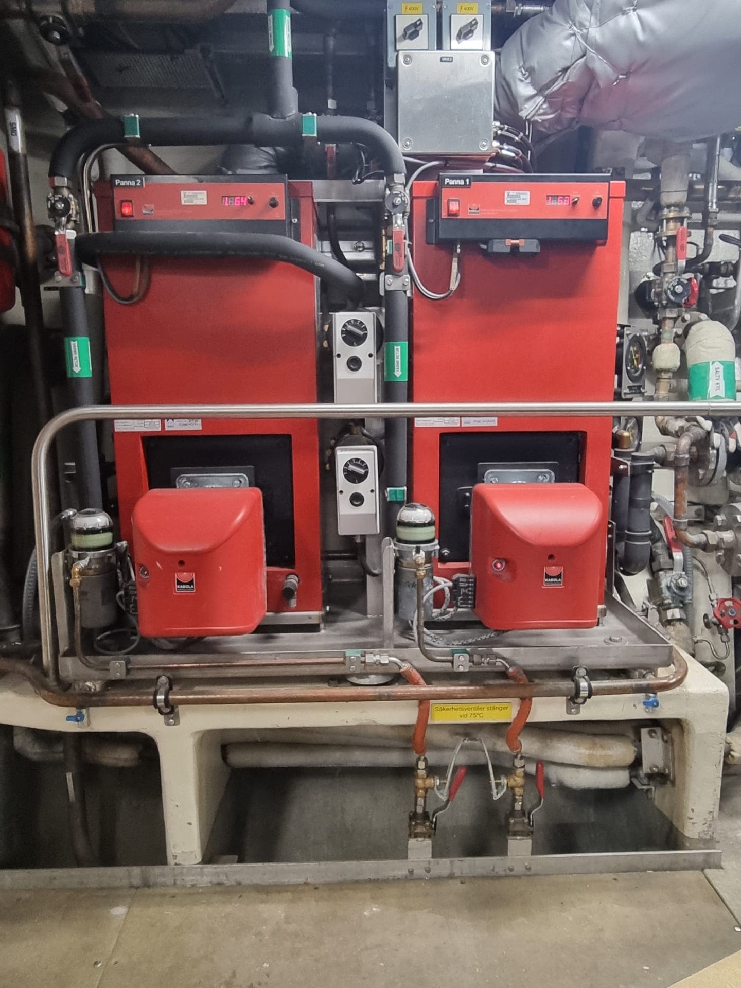 Dubbla röda pumpaggregat med rostfri rörbädd – fartygsunderhåll