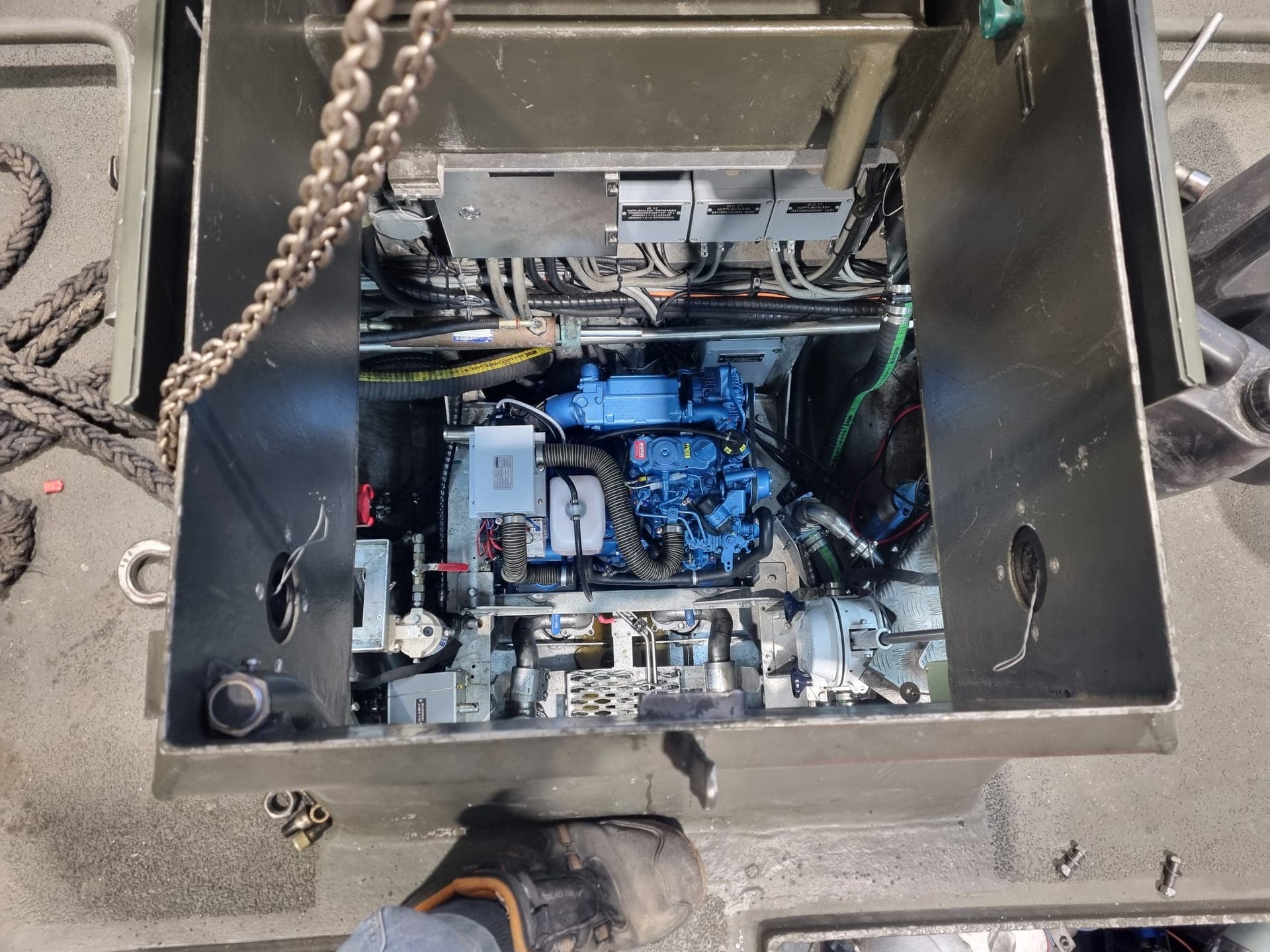 Yanmar bogpropellermotor sänks ner i båt – installation från ovan