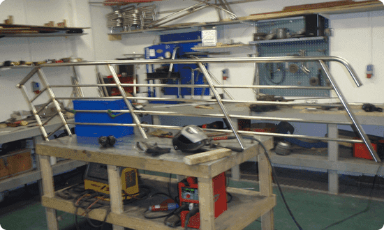 Stainless handrail på arbetsbänk i Båtfixarens verkstad