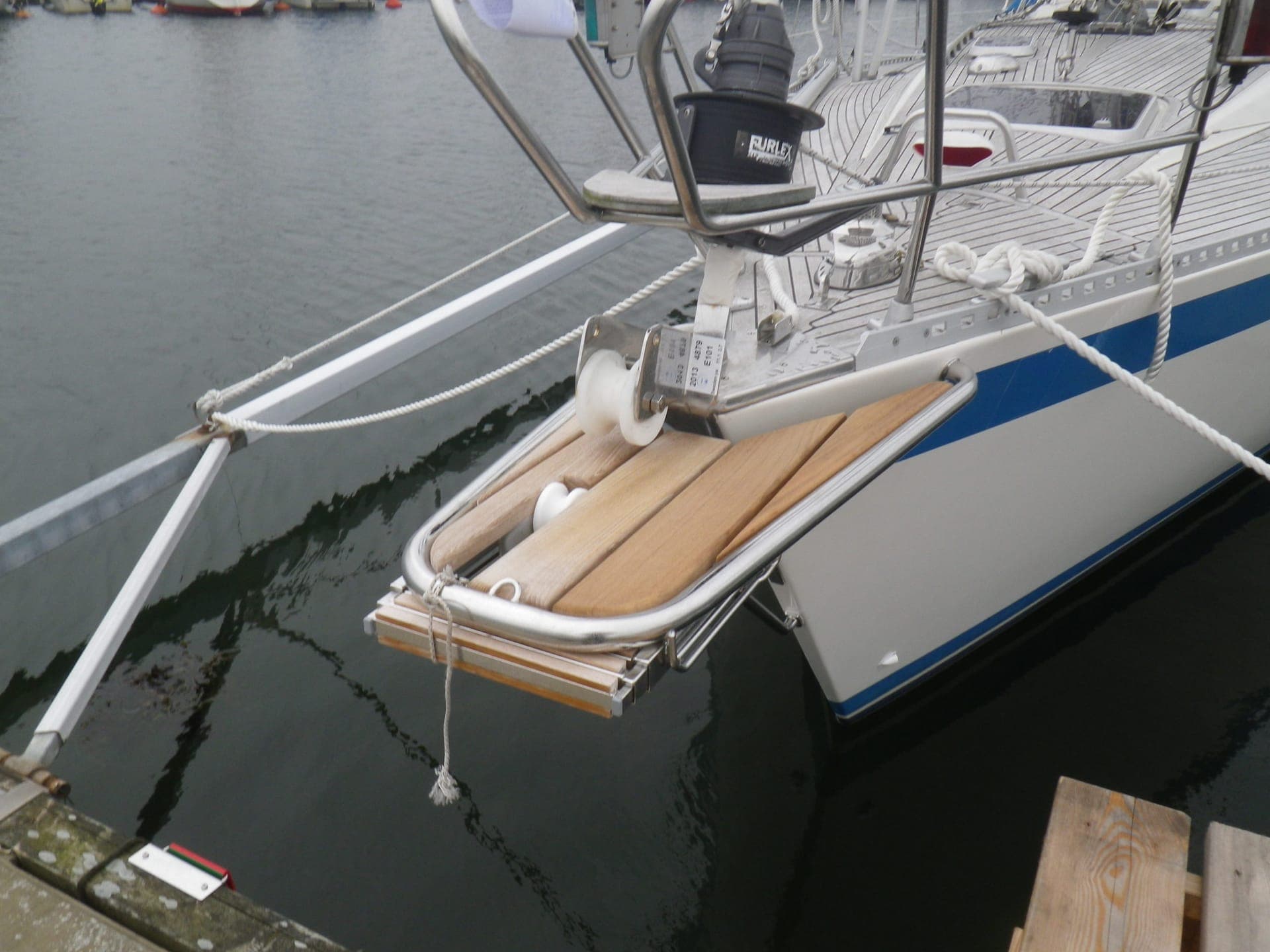 Folding stainless peke med teakdäck monterad på en sailbåt