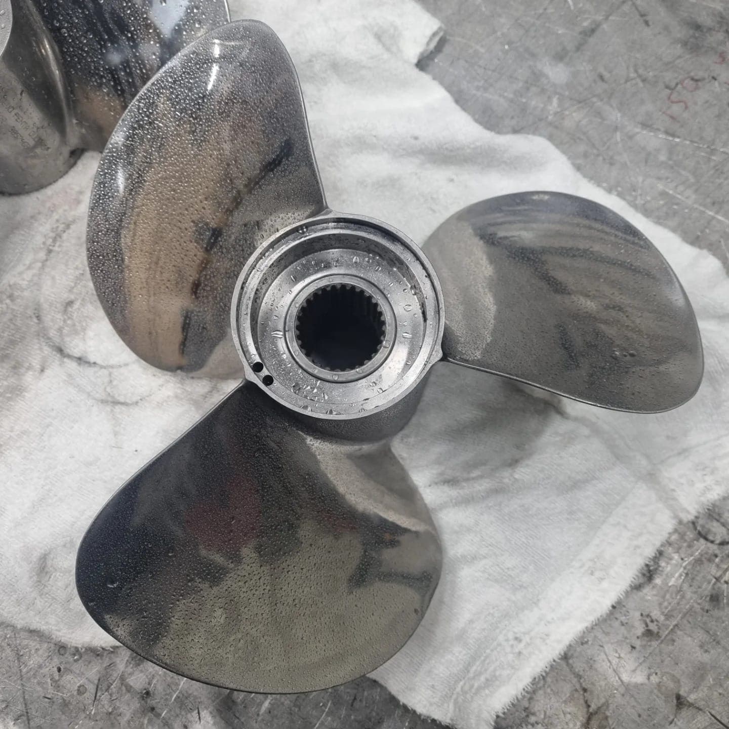 Trebladig rostfri propeller fotograferad ovanifrån efter renovering