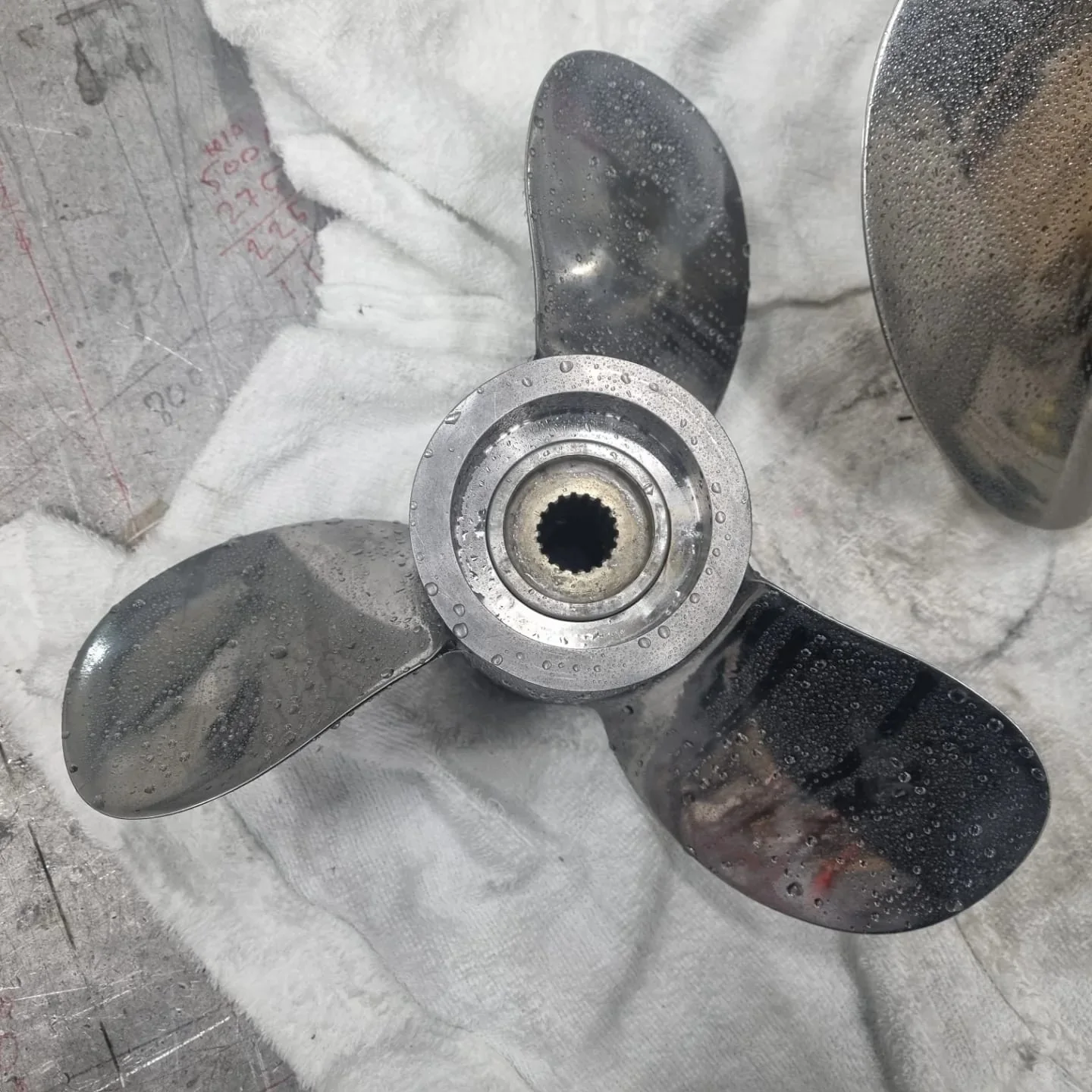 Trebladig rostfri propeller i närbild efter polering