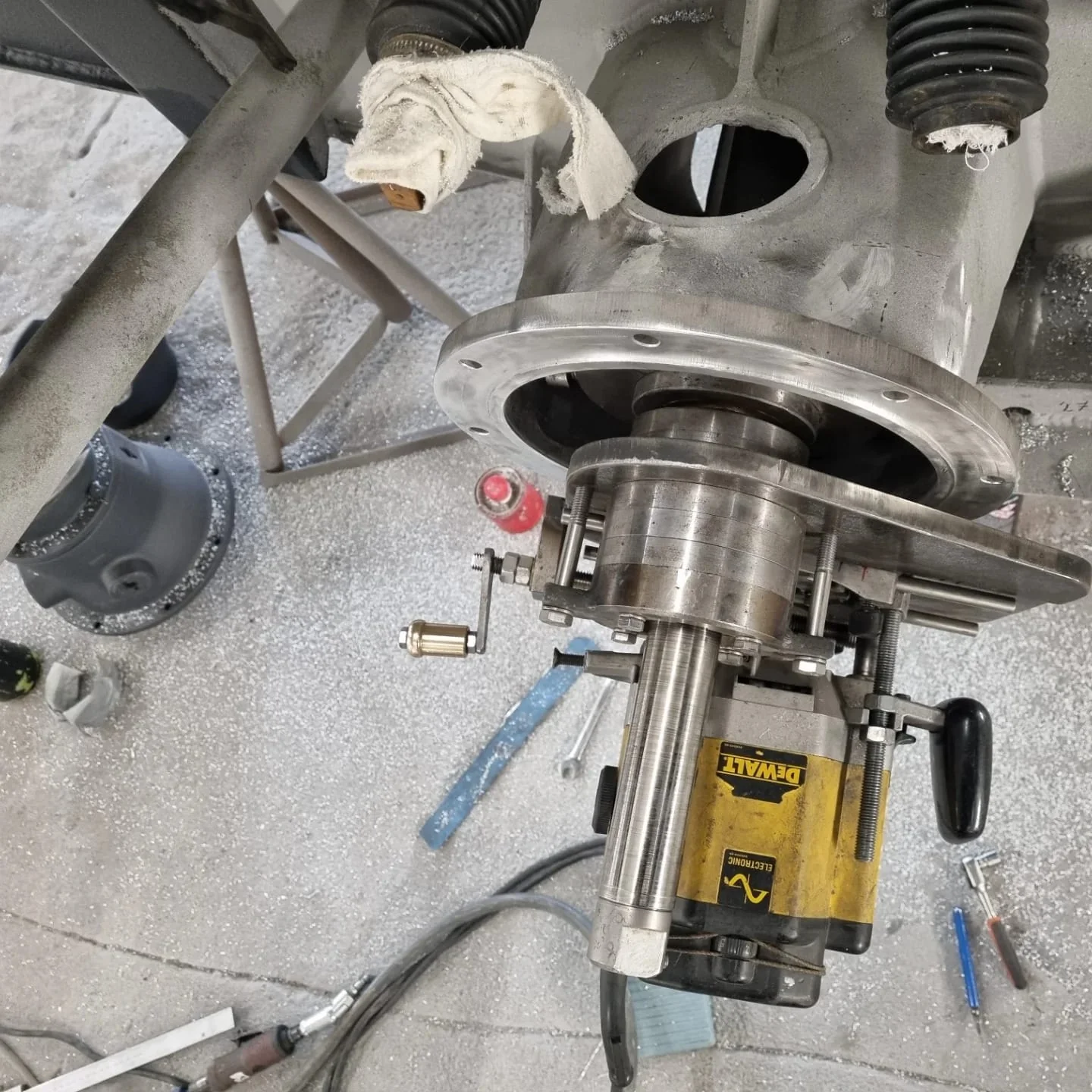 Saildrive-hus öppnas på golvet med DeWalt-fräs