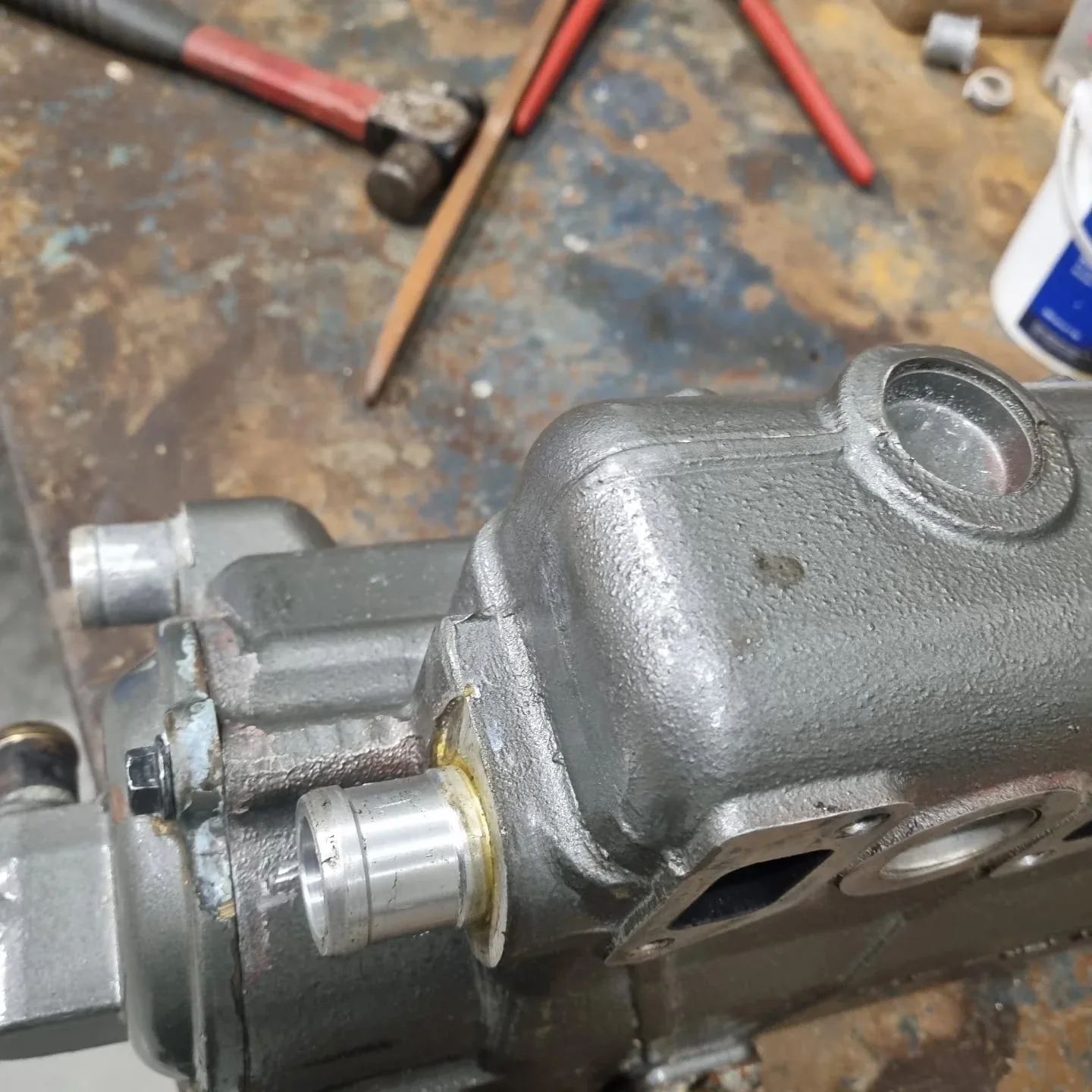 Närbild av svetsreparation på aluminiumväxelhus, sömmen tydligt synlig